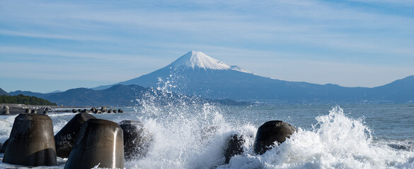 打ち寄せる波と富士山