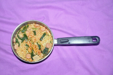 instant noodles in the pan
