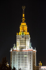 Fototapeta premium Torre de la Universidad Lomonosov de la ciudad de Moscú, con iluminación nocturna.
