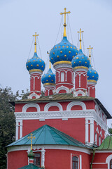 Fototapeta na wymiar Techos y cúpulas de la Iglesia de Tserkov' Tsarevicha Dimitriya Na Krovi, en la ciudad rusa de Uglich, en un día nublado