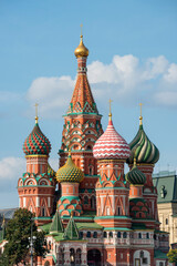 Fototapeta na wymiar Torres y coloridas cúpulas bulbosas de la Catedral de San Basilio en el centro histórico de la ciudad de Moscú