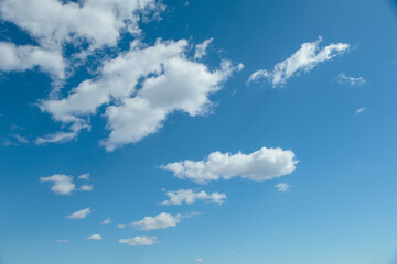 澄み切った青空と白い雲