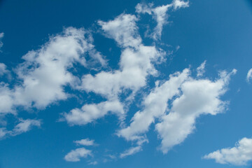 Obraz premium 澄み切った青空と白い雲