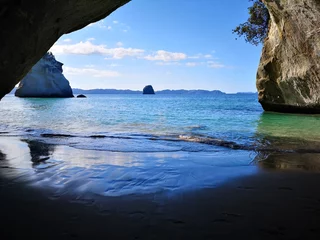 Foto op Plexiglas Cave with a view of the serene ocean. Cathedral Cove, New Zealand © Wirestock