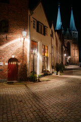 Atmospheric medieval street at night during the blue hour in the city of Deventer with the Bergchurch - 755551328