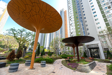 아름다운 조형물과 식물로 장식된 고층 아파트 단지의 정원