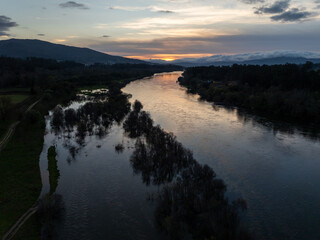 Rio Miño al atardecer en la frontera de España y Portugal