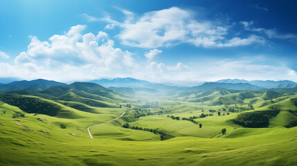 Paysage d'une prairie avec de l'herbe verte, des montagnes en arri&egrave;re-plan et un beau ciel bleu avec nuages. Fond d'&eacute;cran, d&eacute;cor, paysage calme. Pour conception et cr&eacute;ation graphique.