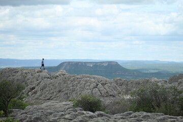 turista em forma&ccedil;&otilde;es rochosas no parque nacional do vale do catimbau, bu&iacute;que, pernambuco