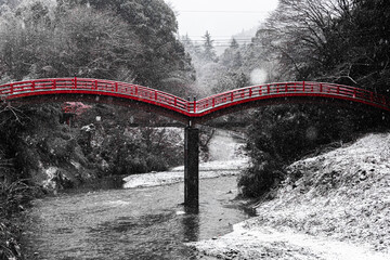 雪の降る橋