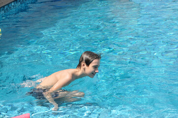 menino brincando na piscina 
