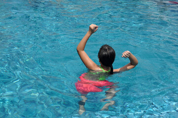 criança menina brincando na piscina 