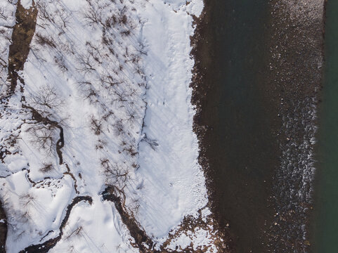 ドローン写真：綺麗な雪に覆われた川の風景