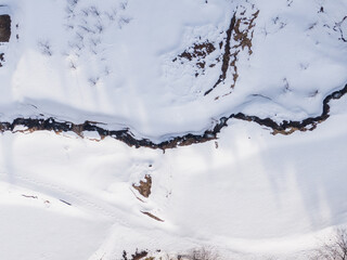 Fototapeta na wymiar ドローン写真：綺麗な雪に覆われた川の風景