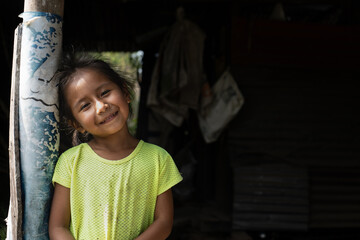 niña indigena sonriendo mientras mira la cámara