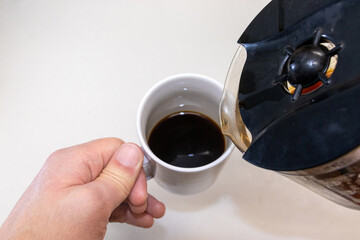 マグカップに注がれるコーヒー