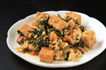 厚揚げとほうれん草の炒め物