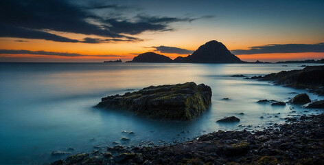 Obraz premium Tranquil Seascape at Twilight With Serene Water and Rocky Shoreline