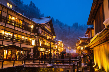 雪降る夜の銀山温泉