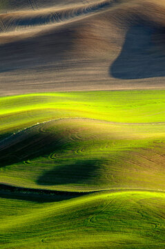 Golden Harvest: 4K Ultra HD Image of Sunset over Idyllic Farmland Landscape with Wheat Field