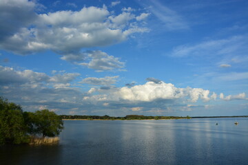 See unter blauem Himmel