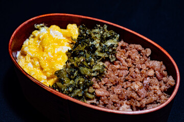 三色丼わっぱ弁当