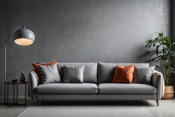 Stilvolles Wohnzimmer mit grauem Sofa, orangefarbenen Akzentkissen und eleganter Stehleuchte