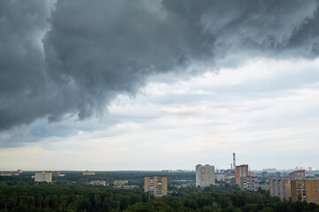 Fototapeta na wymiar Grey rainy clouds move to city