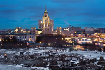 Poster Moskou Apartment house on Kotelnicheskaya Embankment and place for construction on site hotel Russia in Moscow in evening