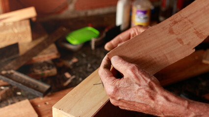 Manos de un carpintero, manos trabajando madera