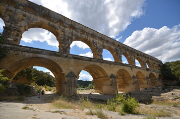 Le pont du Gard en contre plongée