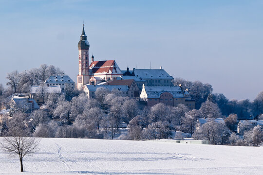 Kirche und Kloster Andechs in Oberbayern bei schnee