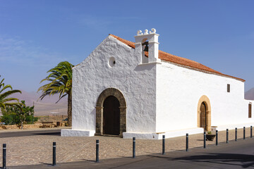 Kleine Kirche in Llanos de la Concepción auf der Insel Fuerteventuara, Kanarische Inseln - obrazy, fototapety, plakaty