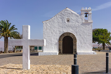 Kleine Kirche in Llanos de la Concepción auf der Insel Fuerteventuara, Kanarische Inseln - obrazy, fototapety, plakaty