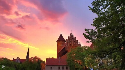 widok zamku w Olsztynie o zachodzie słońca