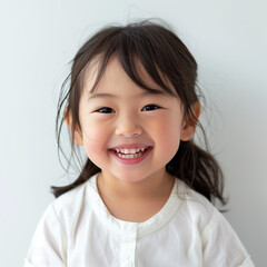 楽しそうに笑う３才の女の子