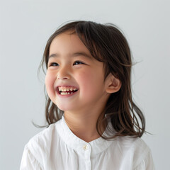 楽しそうに笑う５才の女の子