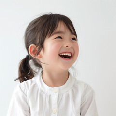 楽しそうに笑う５才の女の子