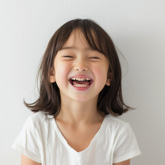 楽しそうに笑う７才の女の子