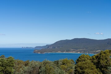 Fototapeta na wymiar australian coastline, in tasmania, rock shelf by the sea in australia