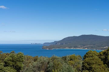 Fototapeta na wymiar australian coastline, in tasmania, rock shelf by the sea in australia