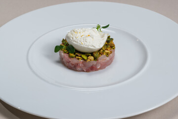 Tartare di carne con granella di pistacchio e mozzarella