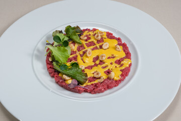Tartare di carne con senape, nocciole e verdure