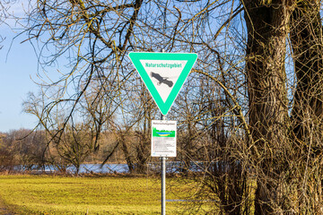 Hinweisschild auf ein Naturschutzgebiet, als rechtsverbindlich festgesetztes Gebiet, in denen ein...
