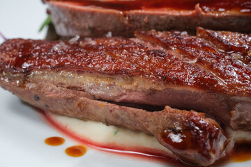 Carne alla griglia gourmet con melanzane e purè