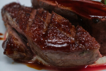 Carne alla griglia gourmet con melanzane e purè