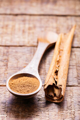 Splinters, powder and essence of cinnamon, on the old table