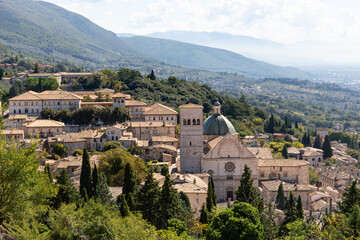 Fototapeta na wymiar Blick über die Dächer der Altstadt von Assisi auf die Kathedrale di san Rufino