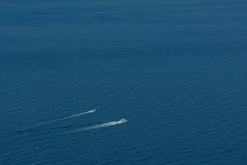 Fototapeten Due barche a motore solcano il Mar Ligure al largo di Montemarcello in provincia di La Spezia. © Fabio Caironi