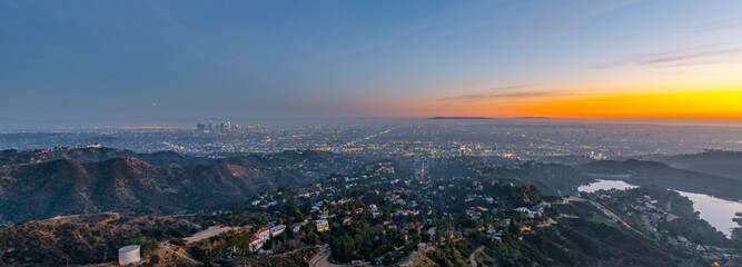 Twilight Serenity: 4K Ultra HD Image of Lake Hollywood with Los Angeles in the Background at Dusk - obrazy, fototapety, plakaty